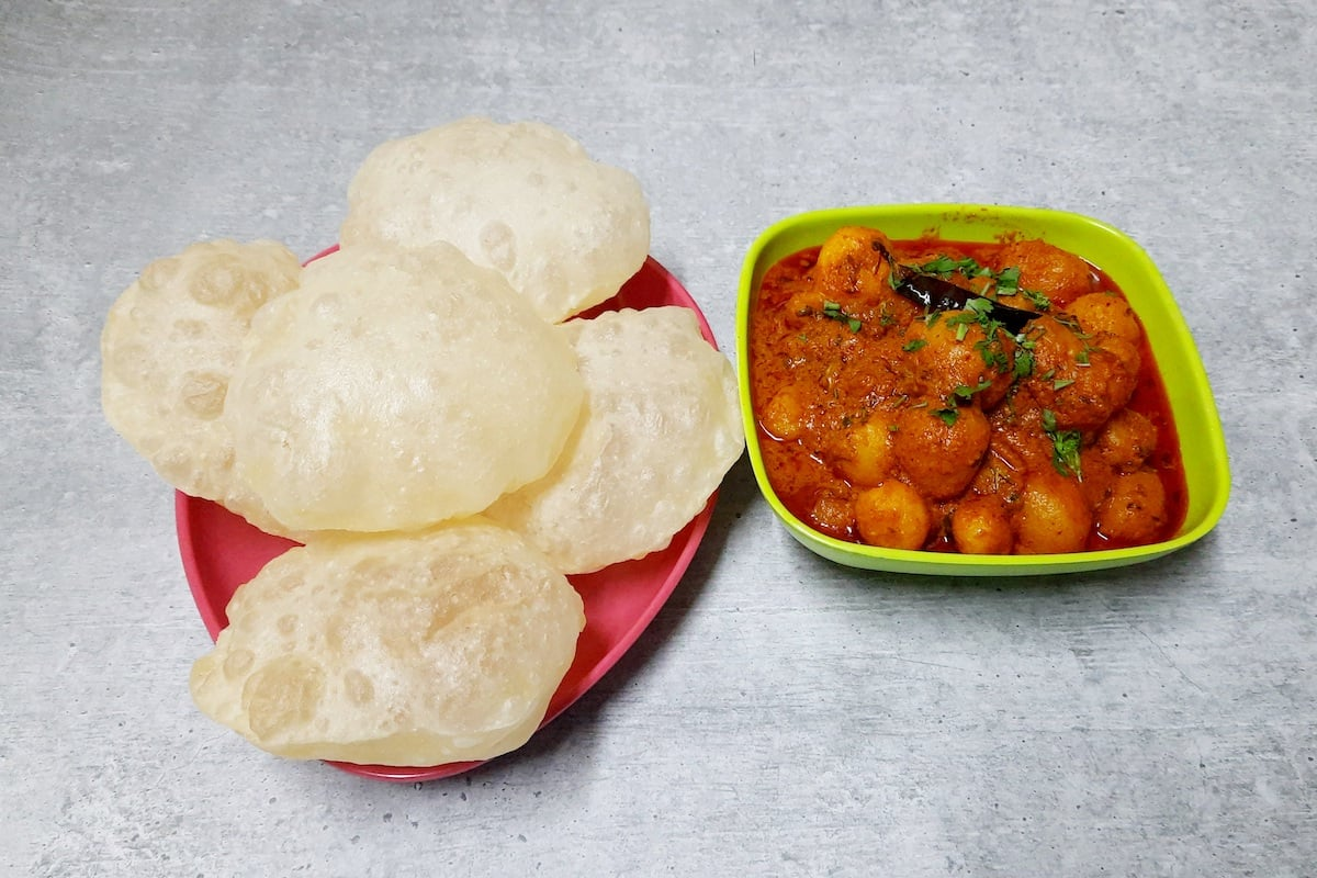 Luchi Aloo Dum Recipe: Try This Authentic Bengali Dish for Breakfast ...